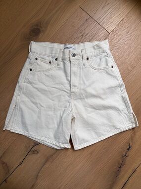 Abercrombie The Loose Short High Rise in White